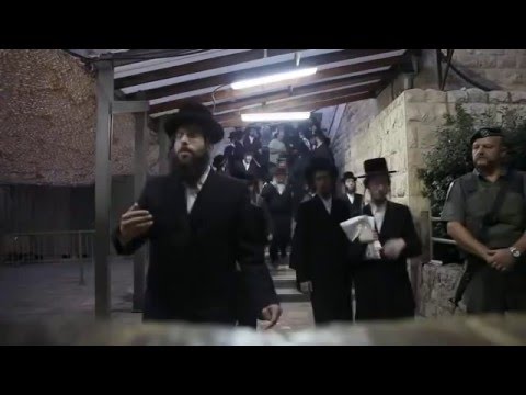 Sanzer Rebbe Leads Thousands in Song at Tomb of Machpela - אדמור מצאנז - תפילה וטיש חברון