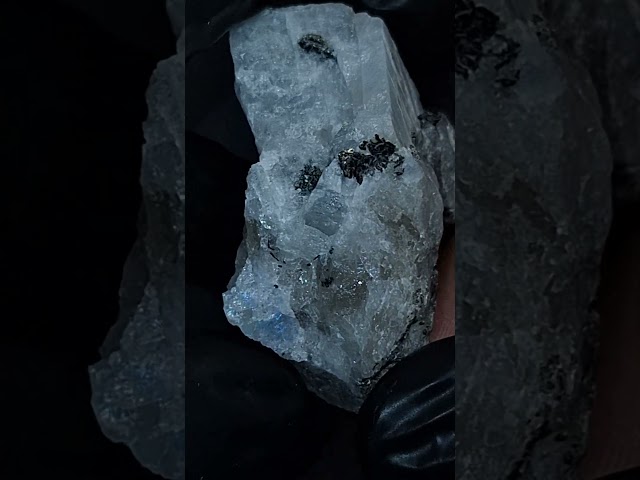 حجر القمر الخام الطبيعي تحفة للاقتناء او الاهداء