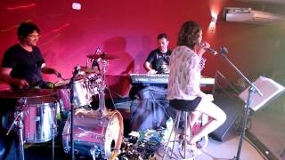 Menina no portão! Maria Rita