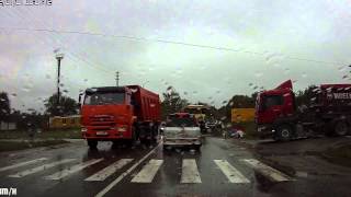 preview picture of video 'Кладут асфальт во время дождя Тульская область, Поповка'