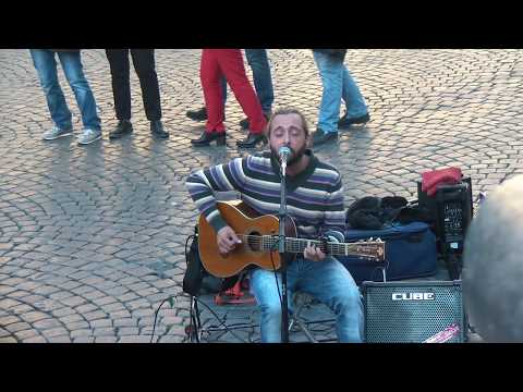 Esibizione di Luca Guidi in piazza Santa maria in Trastevere
