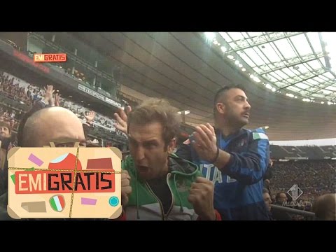 Emigratis -  Pio e Amedeo cantano l'inno Italiano nello stadio Francese.