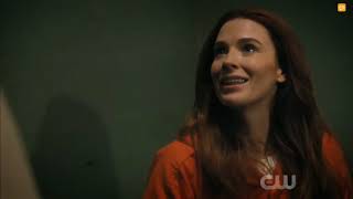 Jane the Virgin 5x16 - Rose Escapes Prison