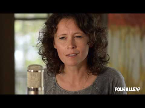 Folk Alley Sessions at 30A: Sarah Lee Guthrie - "I've Got To Know"