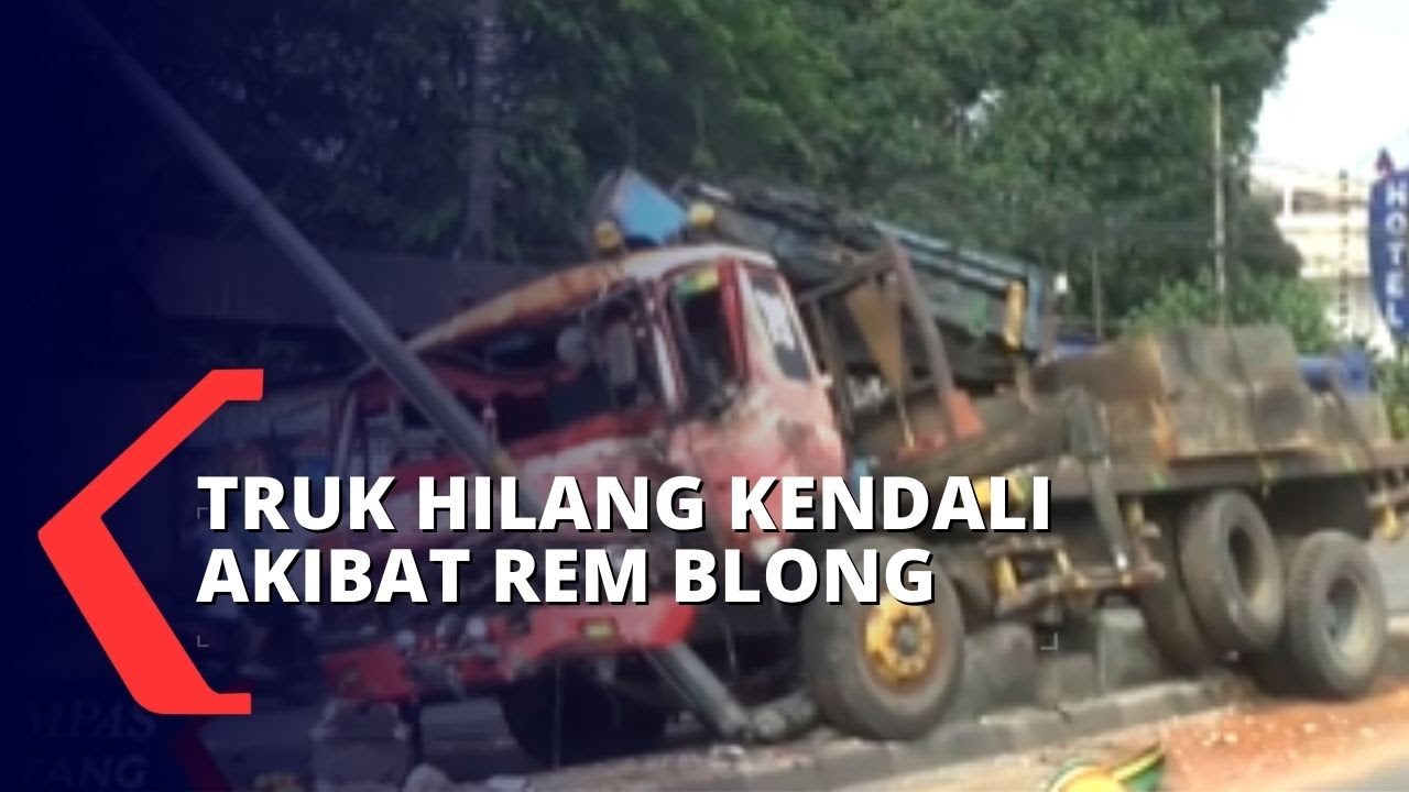 Truk Crane Hilang Kendali dan Tabrak Pembatas Jalan, Diduga Akibat Rem Blong!