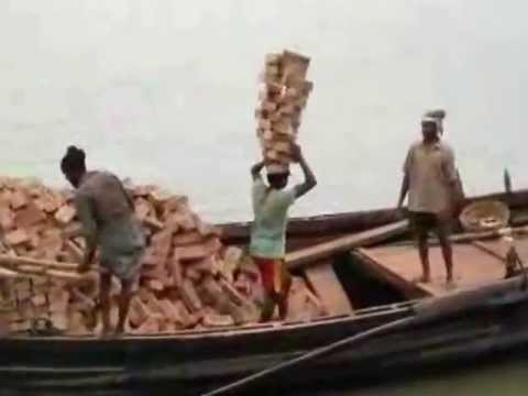 Super Skilled Labourer Carrys Bricks on his Head