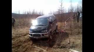 preview picture of video 'Делика в луже (Mitsubishi Delica)'