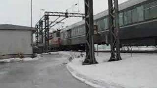 preview picture of video 'Finnish express train 701 passes Päiväranta bascule bridge'