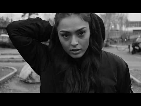 Gee Dixon - La Madrina