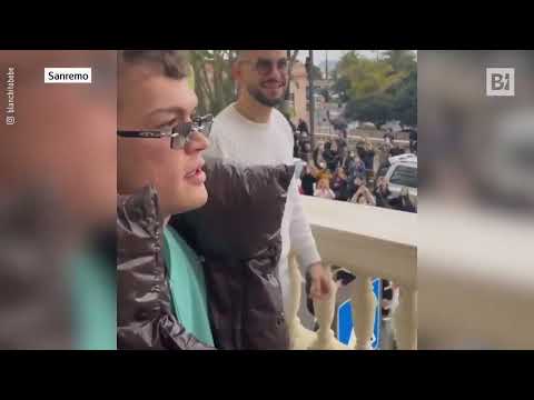 festival di Sanremo 2022 Mahmood e Blanco cantano brividi dal balcone !!