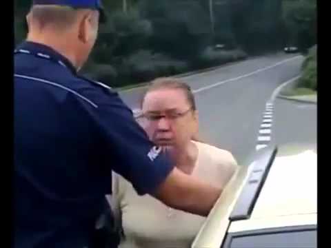  Wkurzona babcia wyzywa policjanta