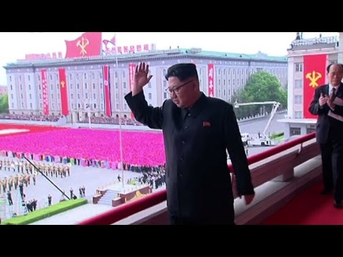 Gigantesco desfile na Coreia do Norte