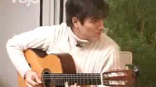 Chico Pinheiro canta e toca