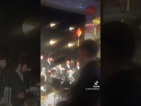 MBD 👑 singing Invei Hagefen at a Sheva Brachos