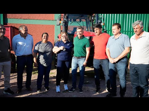 El gobernador Zdero entregó maquinaria a productores tabacaleros de Colonia Benítez