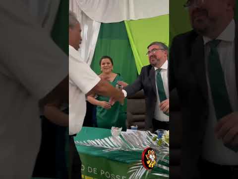 PREFEITO WILHIANS SOARES RECEBE UM ABRAÇO CARINHOSO DO VEREADOR VALTER CAMARGO.