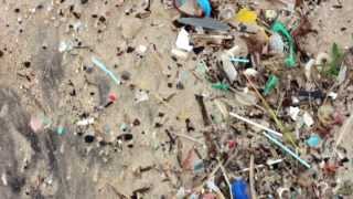 preview picture of video 'Uma ilha de plástico em terra'