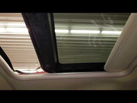 18E0661 - 2004 Dodge Grand Caravan SXT - Power Sun Roof