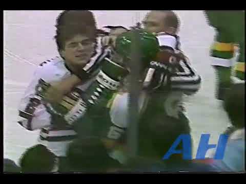 NHL Nov. 5, 1986 Marc Bergevin,CHI v Frantisek Musil,MIN (R) Chicago Blackhawks Minnesota North Star