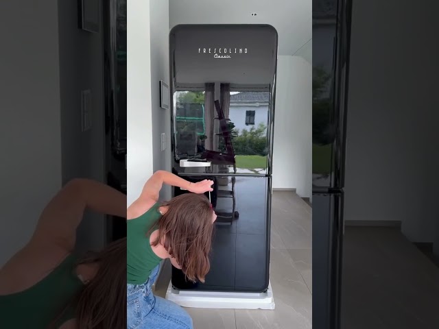 Video teaser for Trisa Kühlschrank "Frescolino Classic 401 L" Test | Belén zeigt dir den geräumigen Smart-Kühlschrank