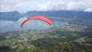 preview picture of video 'Paragliding in Indonesia, tandem take off at Lake Maninjau'