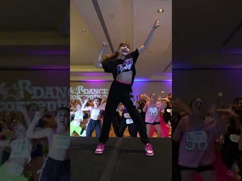 @aspendances heard “Soda POP” and went full POP STAR 🎤✨