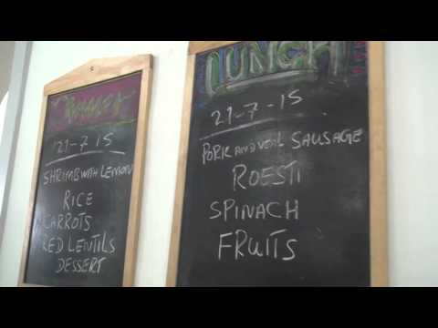 子供夏休み短期留学スイスアルプスでのサマースクールのランチ【スイス留学.com】