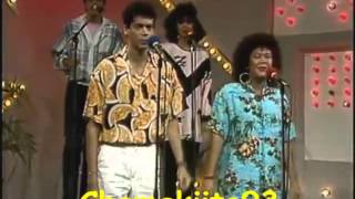 JUAN LUIS GUERRA Y 440 - Yo Vivo Enamorao (80&#39;s)