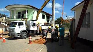 preview picture of video 'Ipanema MG - Retirando postes do meio da rua - 29jun2011'