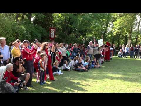 Esibizione degli sbandieratori alla Fiera di San Damiano