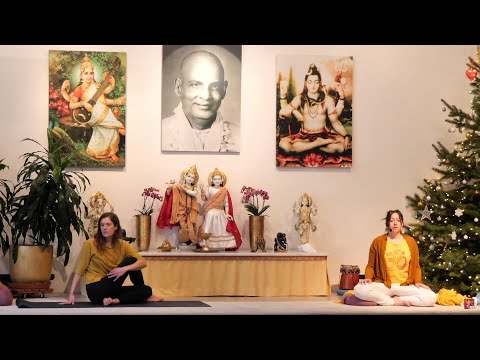 Yogastunde Mittelstufe "YV Grundreihe" mit Sarada - Yoga Vidya Ashram Live - 9:15 Uhr 23.12.2021