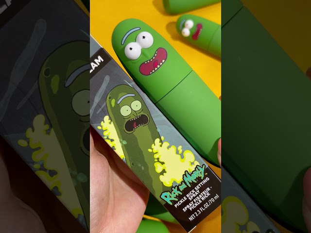 Vídeo relacionado con RICK AND MORTY Morty Sombrero De Pescador Reversible Verde | Gorros con Estampado de Pickle Rick | Gorra de protección Solar con Estampado de Pickle Rick en Toda la Prenda Negra