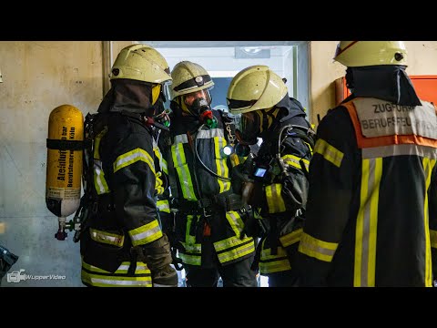 Feuer mit Menschenleben in Gefahr - Feuerwehr rettet Bewohner bei Kellerbrand in Köln | 25.05.2021