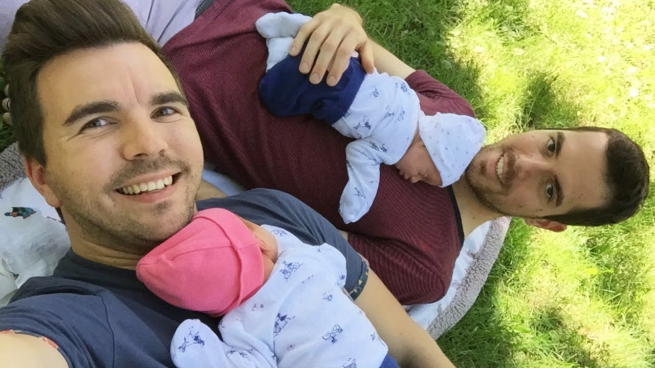 Dva tátové, 7. díl: Naše první dny po porodu dvojčat v Americe