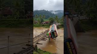 Download lagu VIRAL! DETIK-DETIK NGERI BUS AMBRUK DI JEMBATAN KAYU 😱 #shorts #short #shortvideo mp3 Download lagu VIRAL! DETIK-DETIK NGERI BUS AMBRUK DI JEMBATAN KAYU 😱 #shorts #short #shortvideo mp3