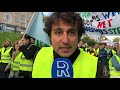 Jesse Klaver loopt op krukken mee met onderwijsprotestmars
