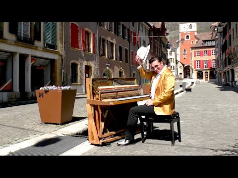 Street Boogie Woogie Piano while Corona Lockdown (2020) Nico Brina in La Neuveville (Switzerland)