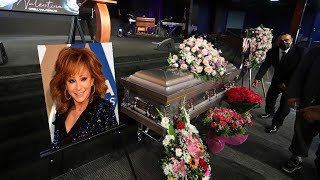 We announce the very sad news of Country Music Queen Reba McEntire, along with a tearful farewell.