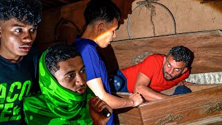 FOMOS NA CASA DO CAIXÃO E ALGO ABSURDO ACONTECEU