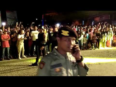 Doddie Latuharhary di peluk cewek-cewek Bula pada saat Konser di acara Wisuda STKIP Ita Wotu Nusa