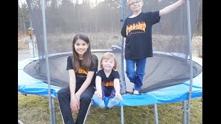 Funny Familys barn leker på studsmatta med thrasher Tshirt som Marcus och Martinus har.