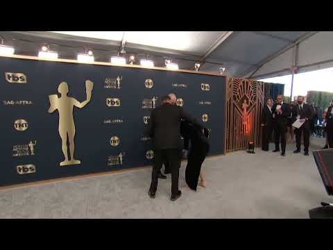 Selena Gomez falling in the #SagAwards silver carpet. 😭 Selena Gomez falls at the 2022 SAG awards