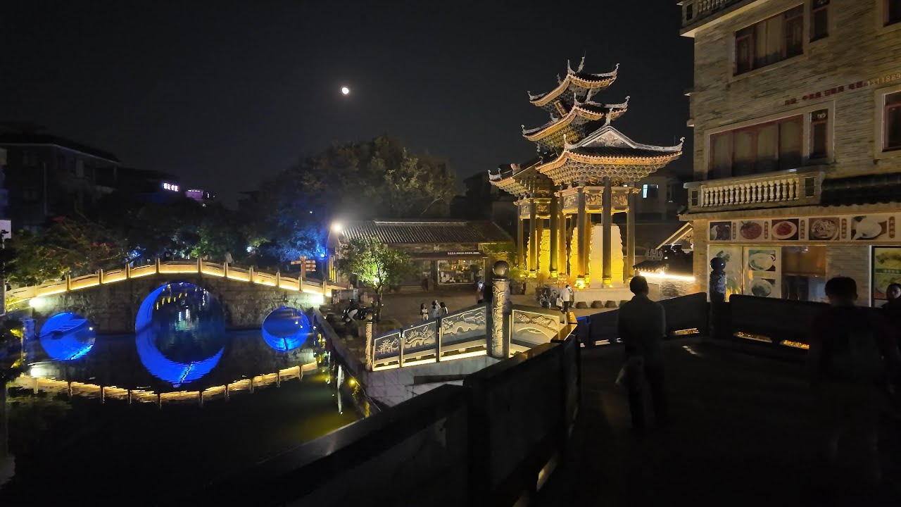 Ночной канальный город  с ресторанами и красивой подсветкой - Жизнь в Китае 37