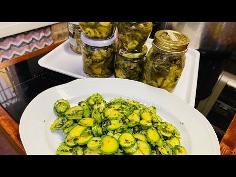 Da quando un’amica mi ha insegnato questa ricetta,tutti gli anni preparo queste zucchine ￼