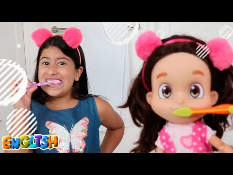 Maria Clara pretends to play babysitter and washes the doll's hair with Shampoo