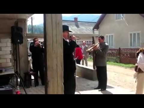 Faza tare la o nunta in Vama Suceava. Itarii unui mos ii cad de pe el in timp ce danseaza =))