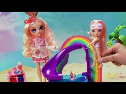 Игровой набор с куклой Rainbow High серии Littles – Кондитерская Кенди (522058)