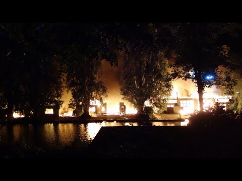Großfeuer in Hamburg - ehemalige Bootswerften brennen