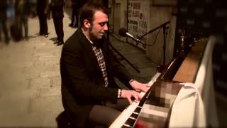 Raphael Gualazzi sous les fenêtres d'Europe 1