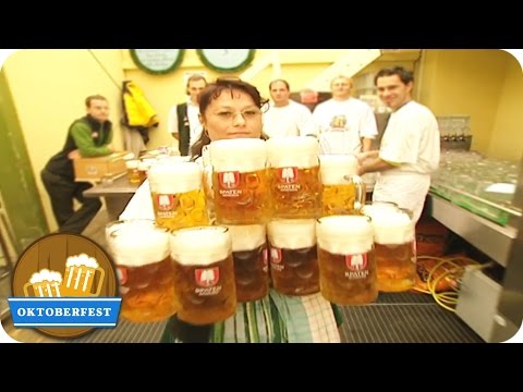 Weltrekord: Frau trägt 18 Maß Bier | Oktoberfest München